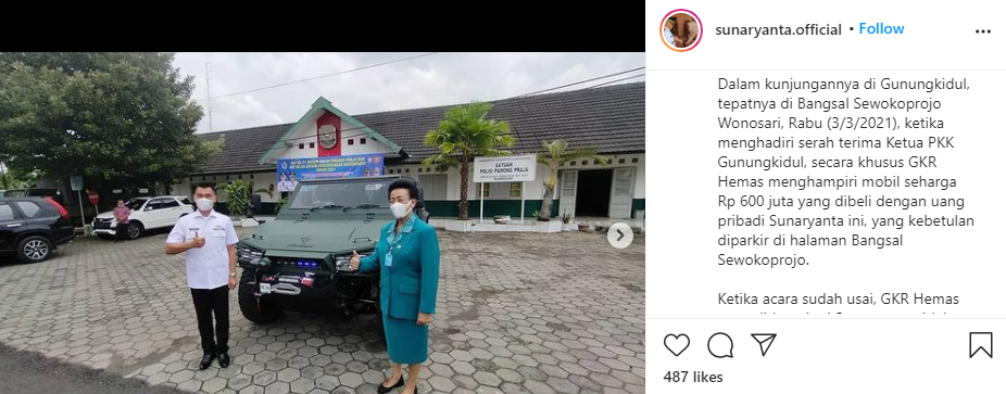 Bupati Gunungkidul Sunaryanta pose bersama Permaisuri Raja Keraton Yogyakarta, Gusti Kanjeng Ratu Hemas di depan Maung Pindad. (Foto: Instagram)