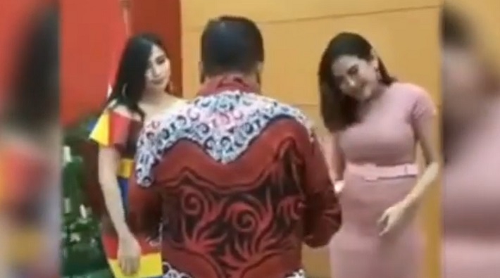 Beredar video Walikota Blitar Santoso nyawer biduan dangdut. (Foto: YouTube)