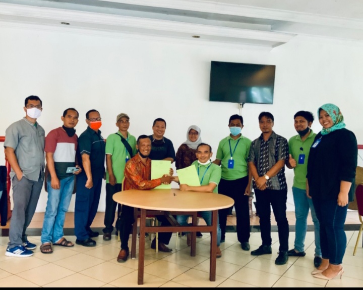 Penandatanganan Memorandum of Understanding (MoU) antara Ketua Perserikatan BUMDes Indonesia (PBI) Supriadi dengan Direktur Utama PT Agro Indo Raya, Nugroho Aji, Sabtu 6 Maret 2021. (Foto: Choirul Anam/Ngopibareng.id)