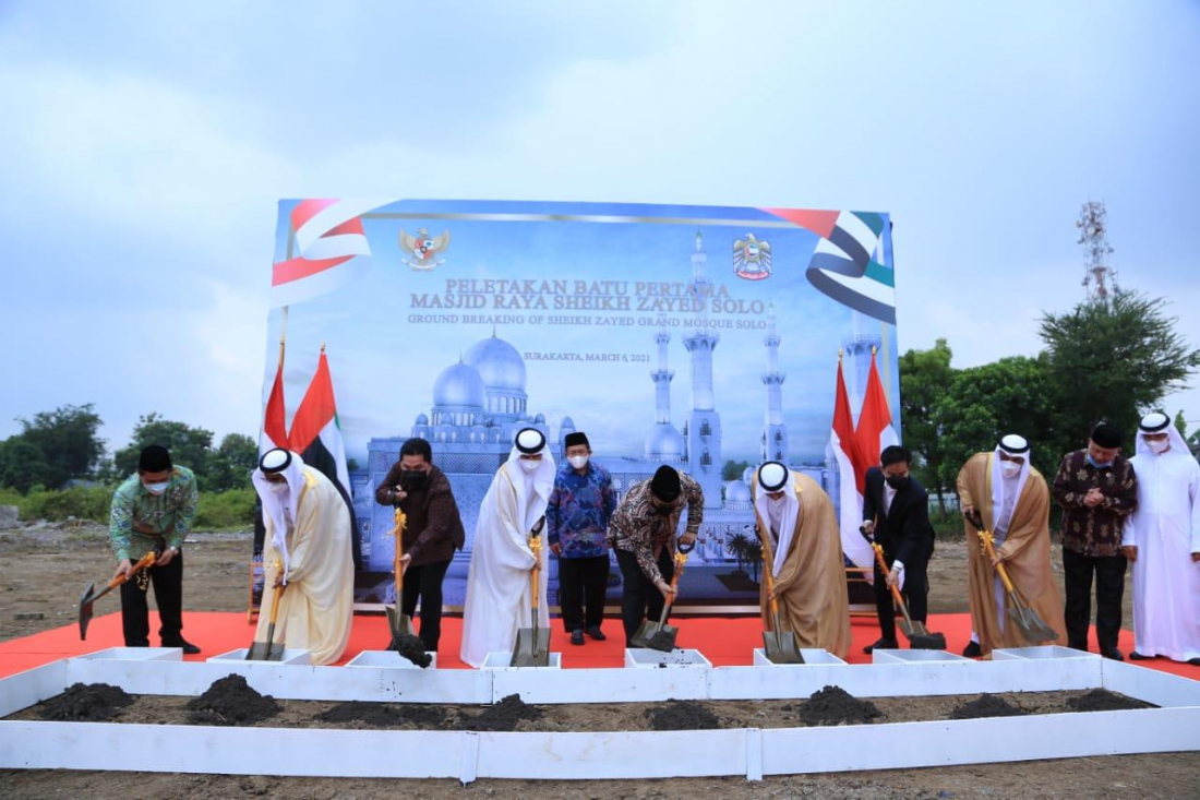 Peresmian pembangunan Masjid Agung Sheikh Zayed di Solo ditandai dengan peletakan batu pertama. Hadir Menteri Agama (Menag) Yaqut Cholil Qoumas, Menteri BUMN Erick Thohir, Menteri Energi dan Industri UEA Suhail Mohamed Faran Al Mazrouei, Dubes Indonesia untuk UEA Husin Bagis. (Foto: kemenag)