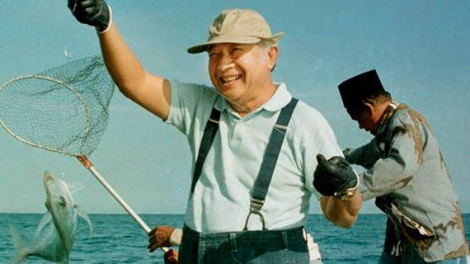 Presiden Soeharto saat memancing dengan hasil mengagumkan. (Foto: Biografi Soeharto)