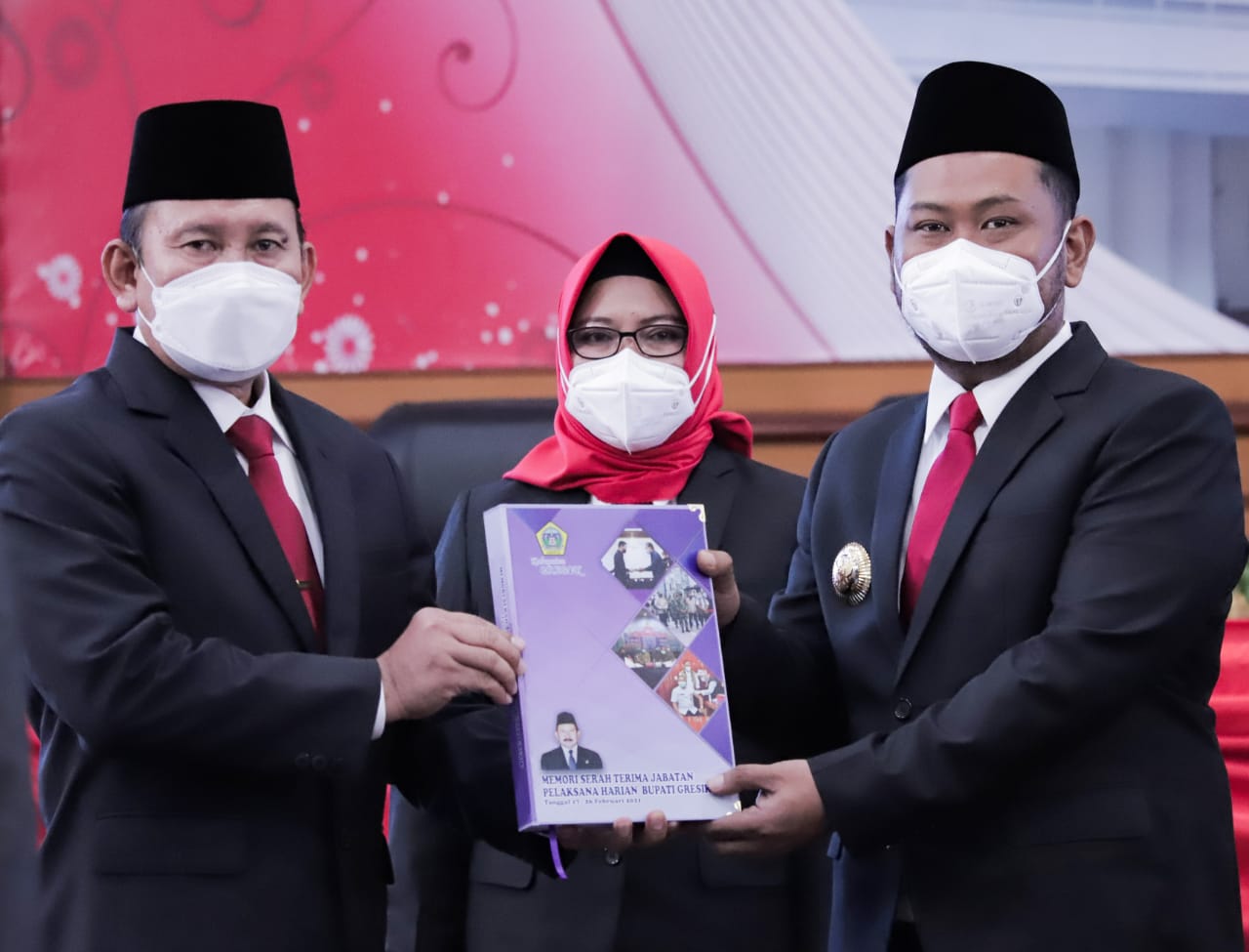 Bupati dan Wabup Gresik, Fandi Akhmad Yani dan Aminatun Habibah punya PR dari Gubernur Khofifah. (Foto: Dok. Pemprov Jatim)