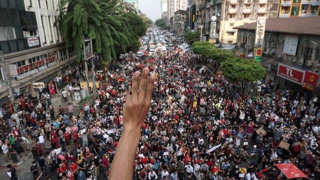 Aksi demo anti-kudeta militer di Myanmar, meluas di kota-kota besar negeri tersebut. (Foto:bbc)