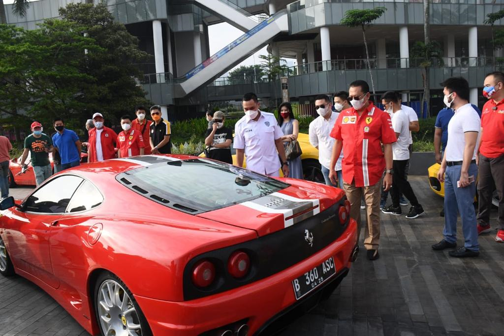 Ketua MPR RI Bambang Soesatyo saat mengamati mobil Ferarri milik salah satu anggota klib. (Foto: Istimewa)