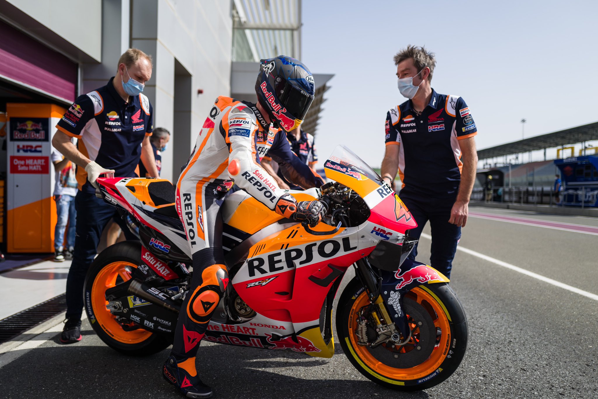 Pol Espargaro sesaat sebelum memulai latihan resmi pertama di Sirkuit Losail, Qatar, Sabtu 6 Maret 2021. (Foto: Twitter/@polespargaro) 