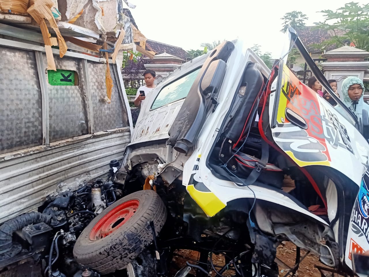 Kondisi bagian depan mobil pick up yang ringsek. (Foto: Istimewa)