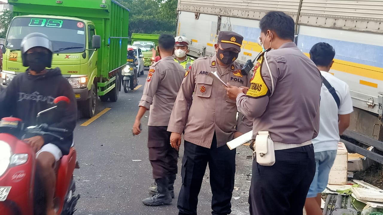 Petugas Kepolisian melakukan olah TKP kecelakaan maut. (Foto: Istimewa)