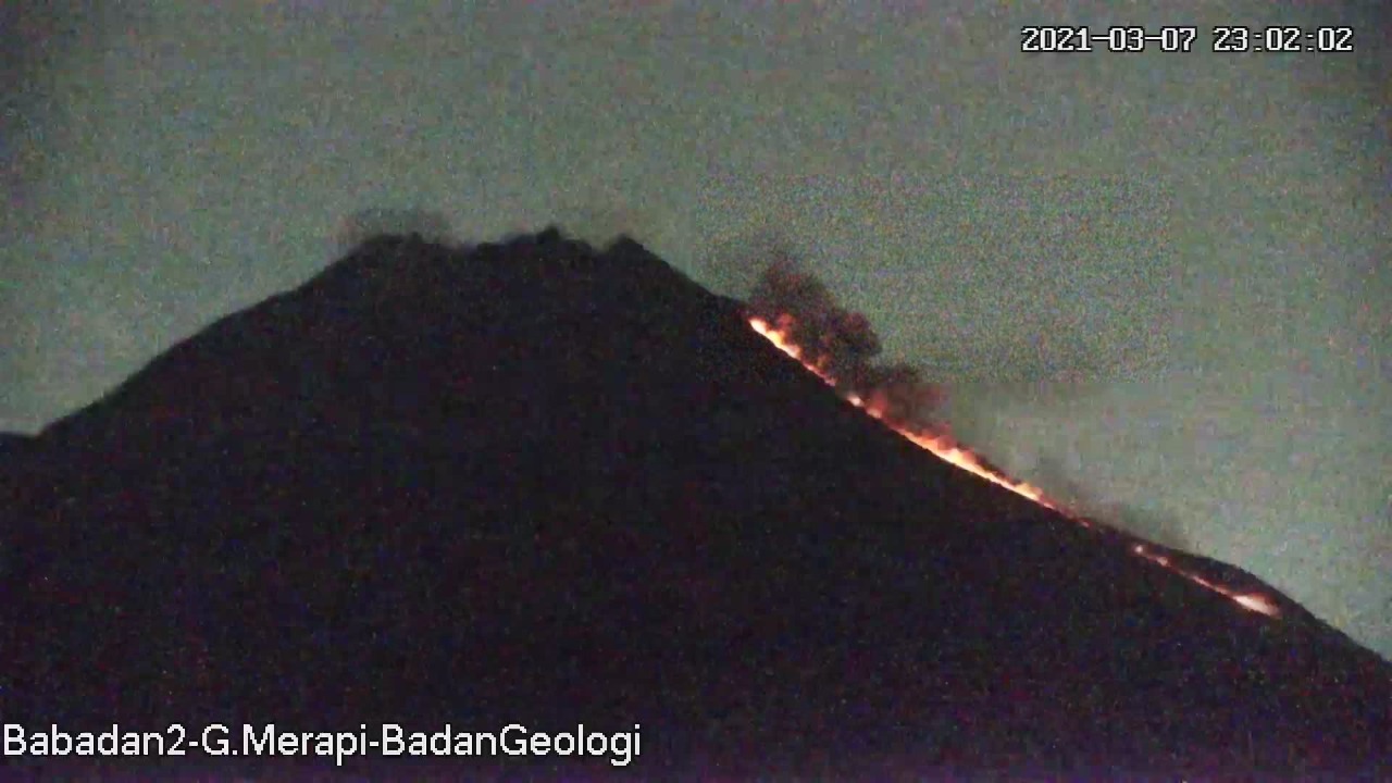 Guguran lava dan awan panas Gunung Merapi, Minggu 7 Maret 2021. (Foto: Twitter BPPTKG)