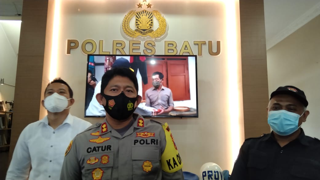 AKBP Catur Cahyono Wibowo saat rilis kasus di Mapolres Batu, Jawa Timur. (Foto: Lalu Theo/Ngopibareng.id)