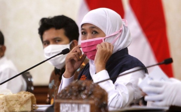 Gubernur Jawa Timur Khofifah Indar Parawansa, saat melakukan konferensi pers di Gedung Negara Grahadi. (Foto: Alief/ngopibareng.id)