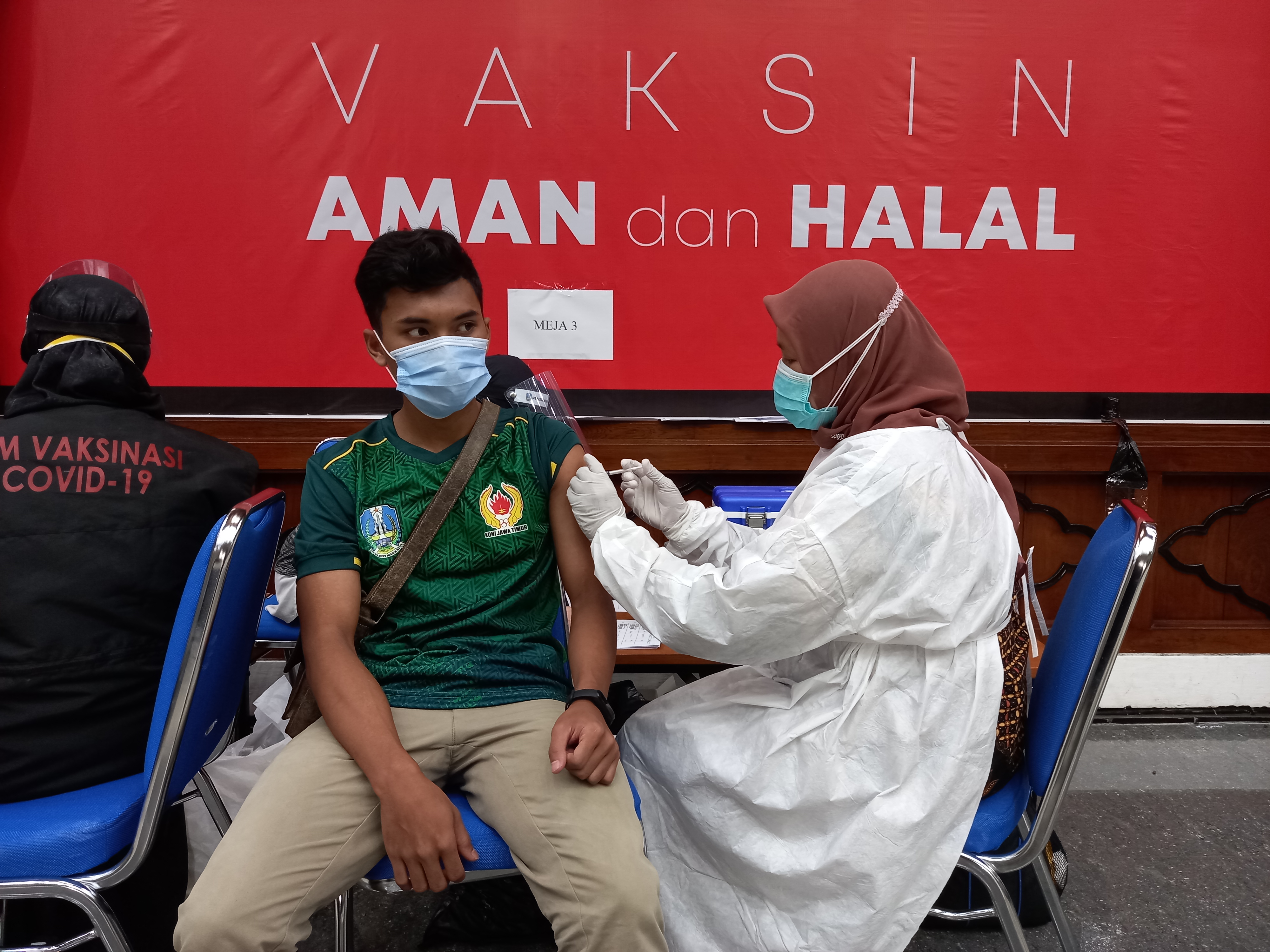 Atlet Sepak Takraw, Saiful Dwi Santoso saat mengikuti program vaksinasi atlet di Kantor Gubernur Jawa Timur, Surabaya, Senin 8 Maret 2021. (Foto: Fariz Yarbo/Ngopibareng.id)