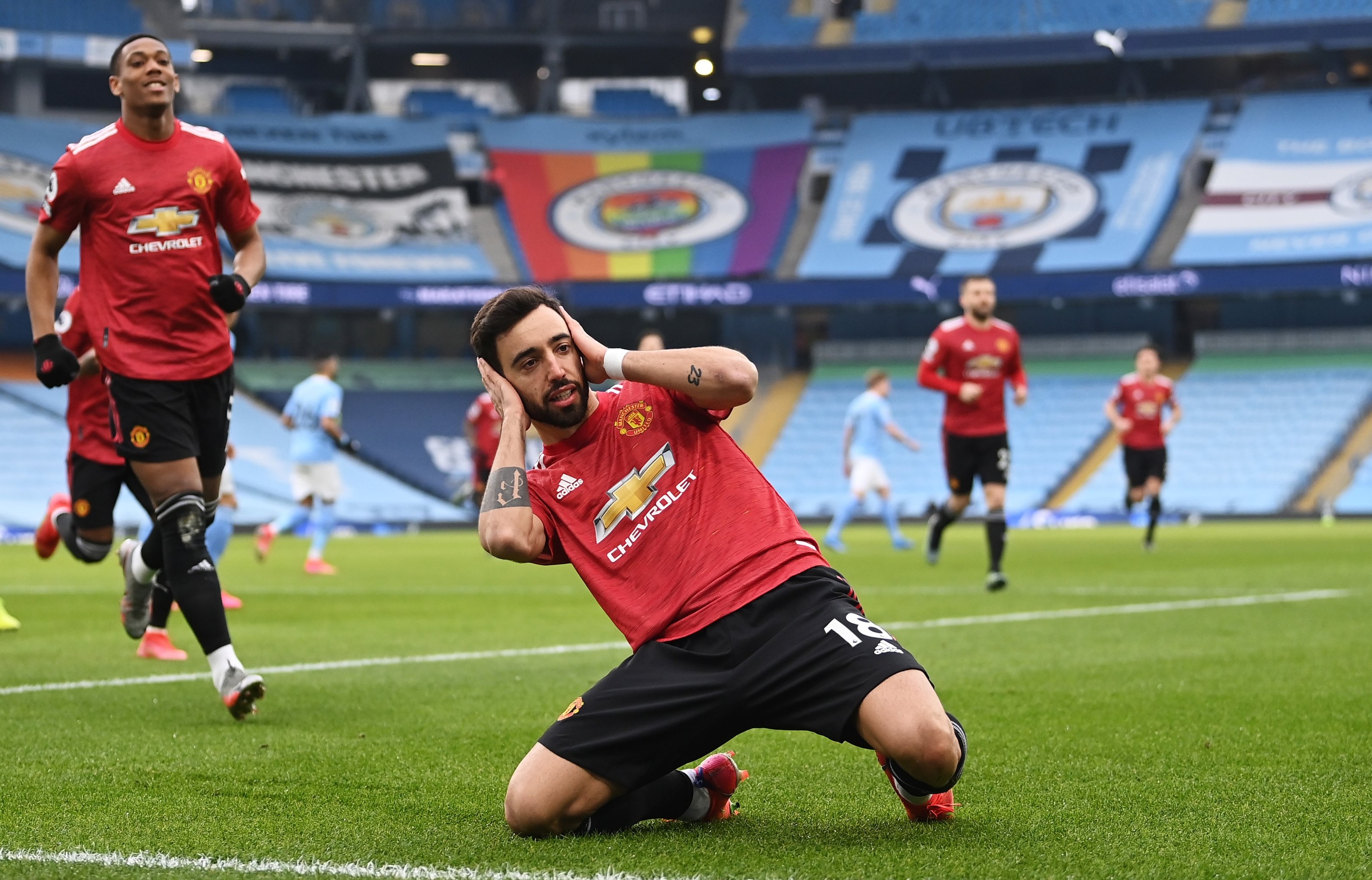 Bruno Fernandes melakukan selebrasi khasnya usai mencetak gol ke gawang Manchester City dalam Derby Manchester. (Foto: Twitter/@ManUtd)