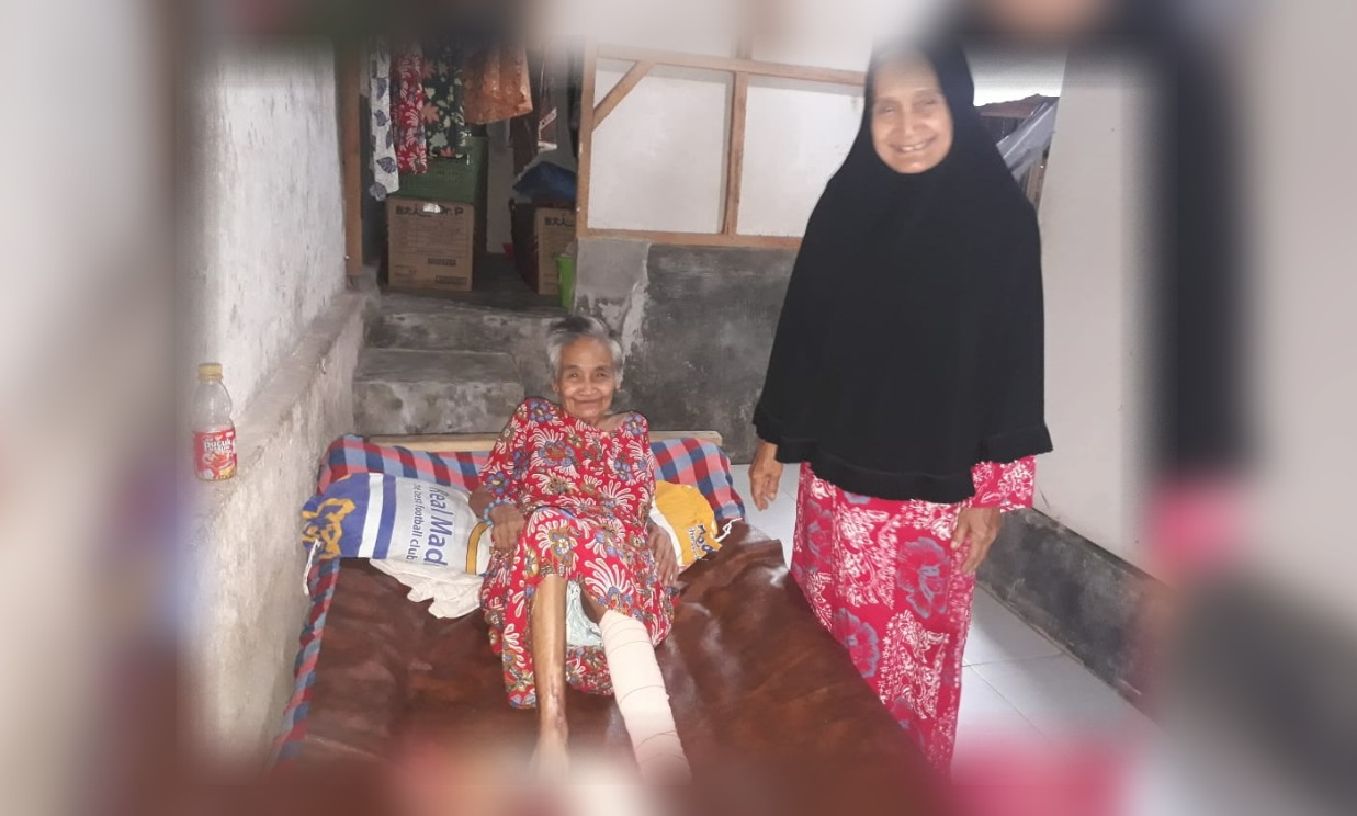 Nenek Hindayah bersama dengan salah satu lansia yang dirawatnya. (Foto: Choirul Anam/Ngopibareng.id