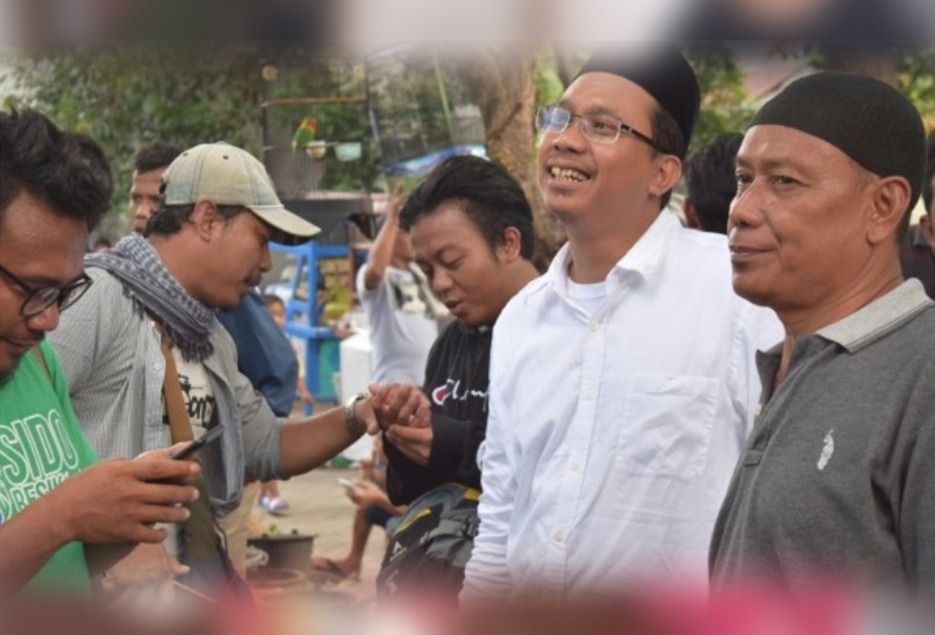 Bupati Sidoarjo Ahmad Muhdlor atau sering disapa Gus Muhdlor (baju putih) saat bercengkerama dengan warga. (Foto: Istimewa) 