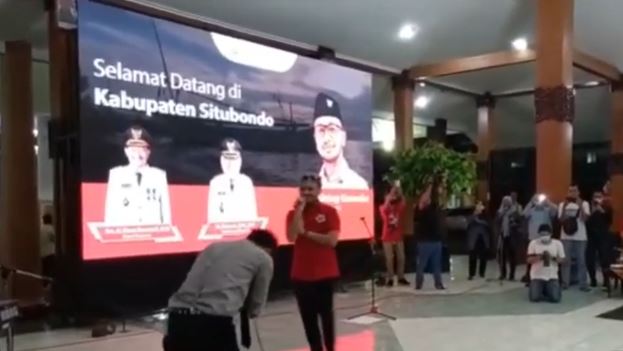 Video Giring Ganesha, eks vokalis band Nidji sedang menyanyi di Pendopo Situbondo viral. (Foto: Tangkapan layar YouTube)