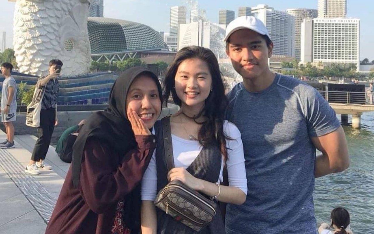 Kaesang Pangarep foto bersama Felicia Tissue dan Nadya Arifta di Singapura. (Foto: Istimewa)