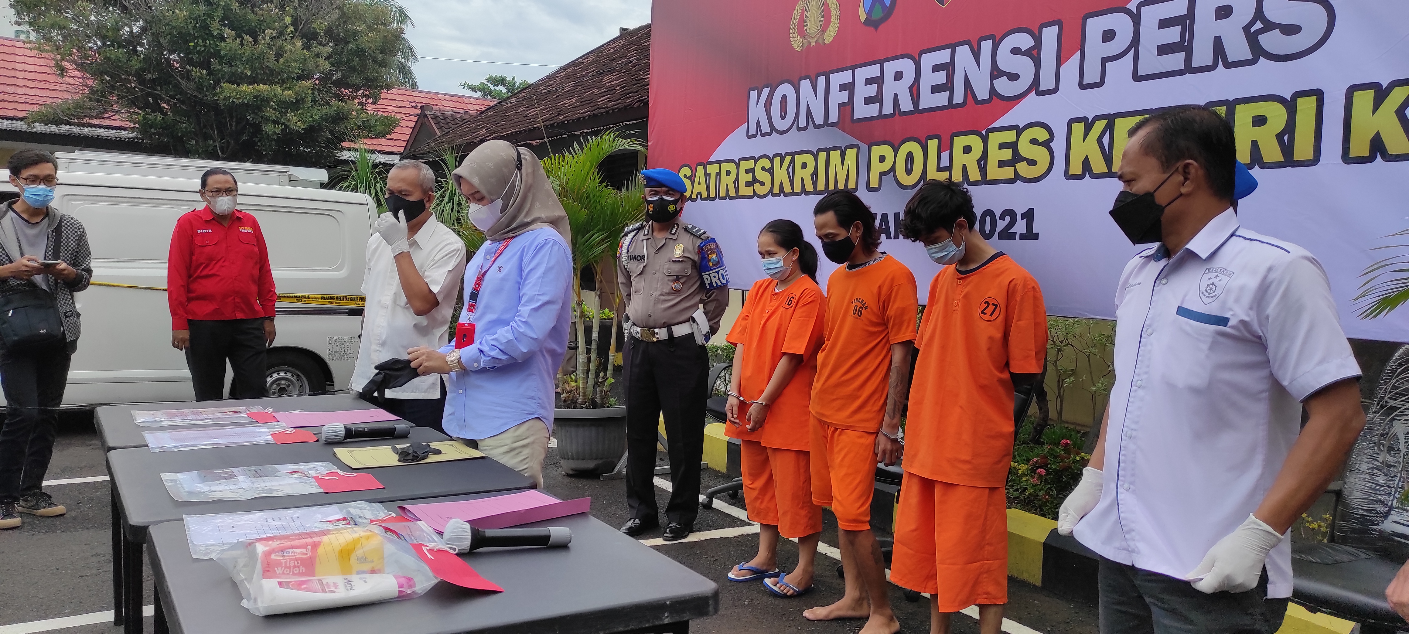 Ibu, bapak dan paman sekeluarga dari Bandung yang menjadi tersangka ekspolitasi anak di Polres Kediri. (Foto: Fendhy Plesmana/Ngopibareng.id) 