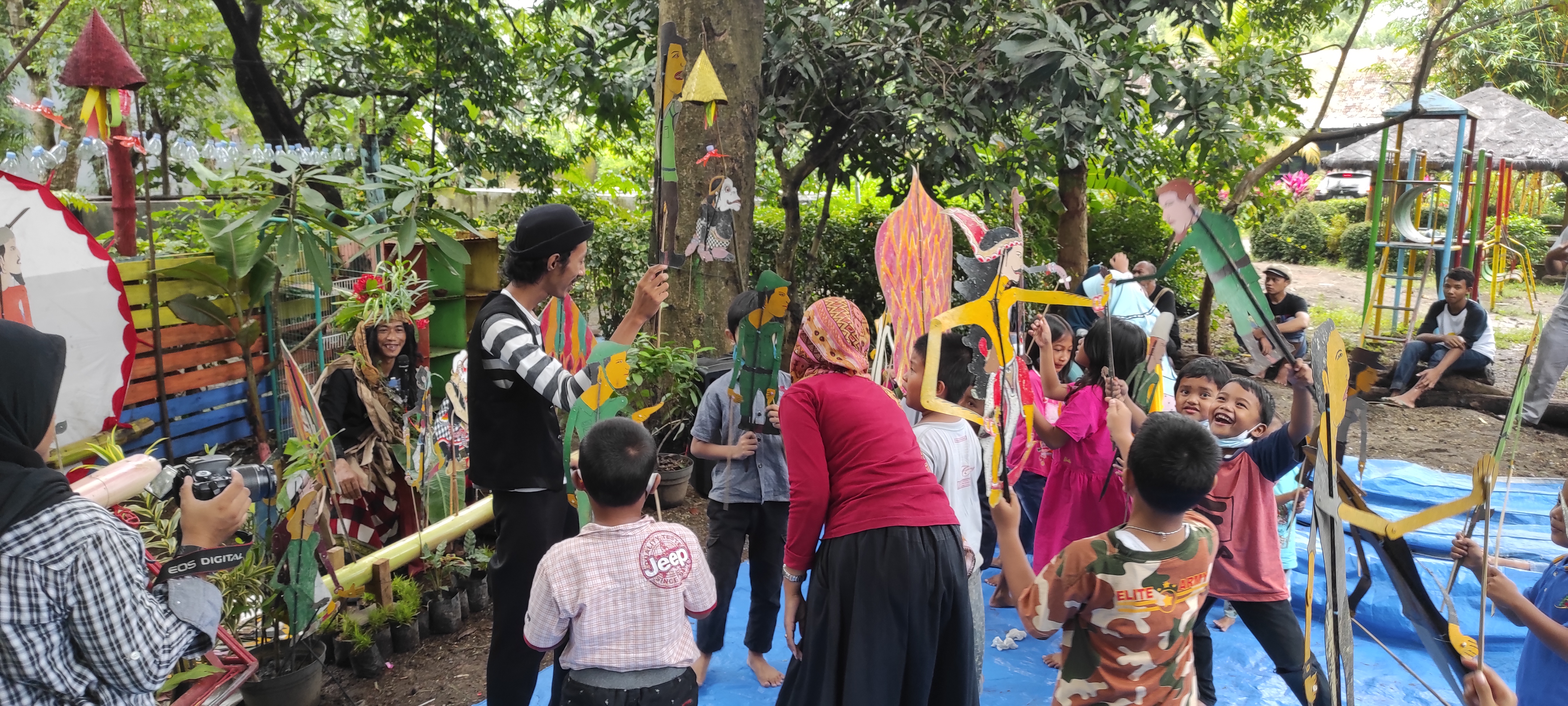 Ki Ompong Sudarsono ajak anak-anak mencintai alam (Fendi Plesmana/Ngopibareng.id) 