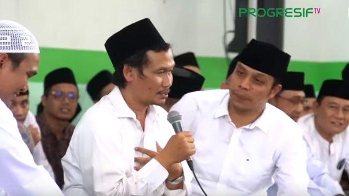 KH Ahmad Bahauddin Nursalim (Gus Baha') saat bersama Gus Reza Lirboyo dan Gus Kautsar Poloso Kediri. (Foto: Istimewa)