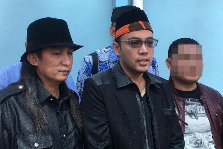 Firdaus Oiwobo (kiri) sempat jadi pemberitaan infotainment ketika menjadi pengacara aktor Sandy Tumiwa melawan mantan istrinya, Tessa Kaunang. (Foto: Istimewa)