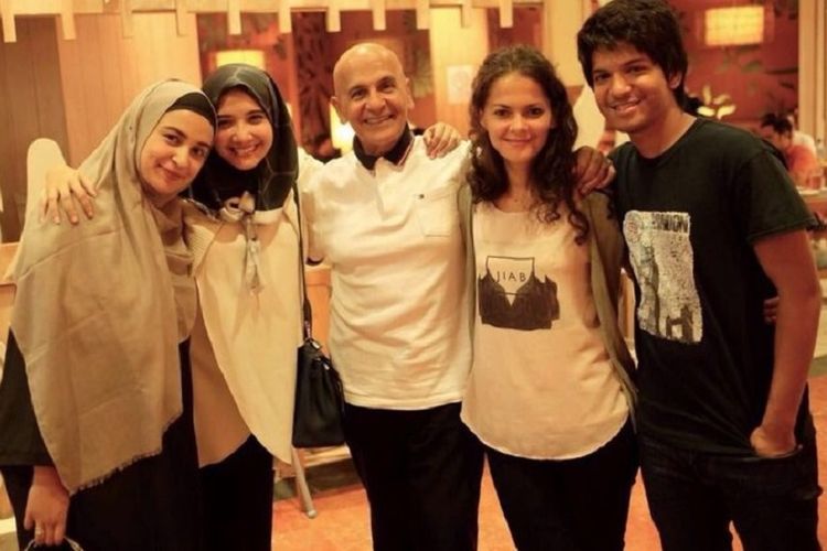 Mark Sungkar pose bersama istri dan kedua putrinya, Zaskia Sungkar dan Shireen Sungkar (kiri). (Foto: Instagram)