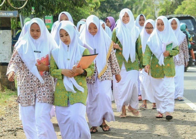 Para santri putri terus belajar ilmu agama di suatu pesantren. (Foto: Istimewa)