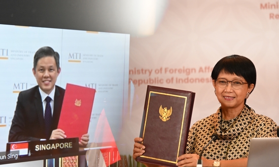 Menteri Luar Negeri, Retno Marsudi, dan Menteri Industri dan Perdagangan Singapura, Chan Chun Sing. (Foto: kedubes-singapura)