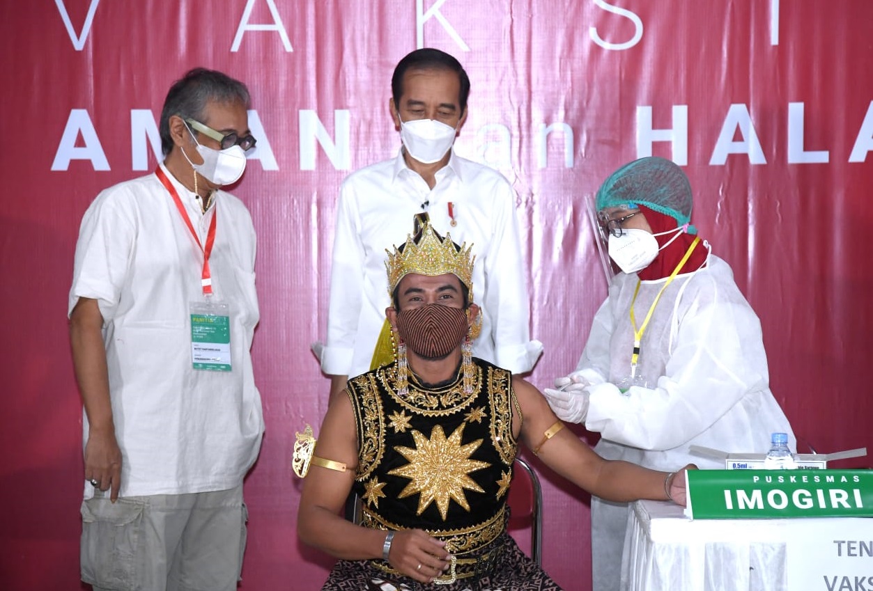 Presiden Joko Widodo menyaksikan saat Gatotkaca divaksin. (Foto: Setpres)