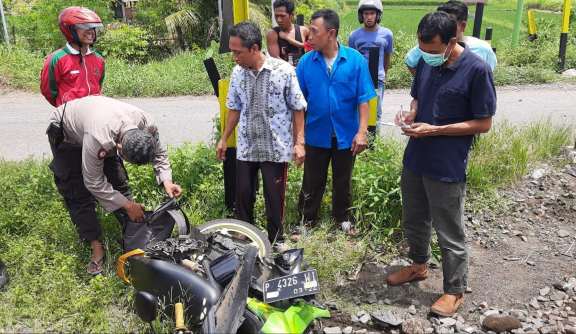 Petugas bersama warga mengevakuasi motor korban. (Foto: Istimewa)