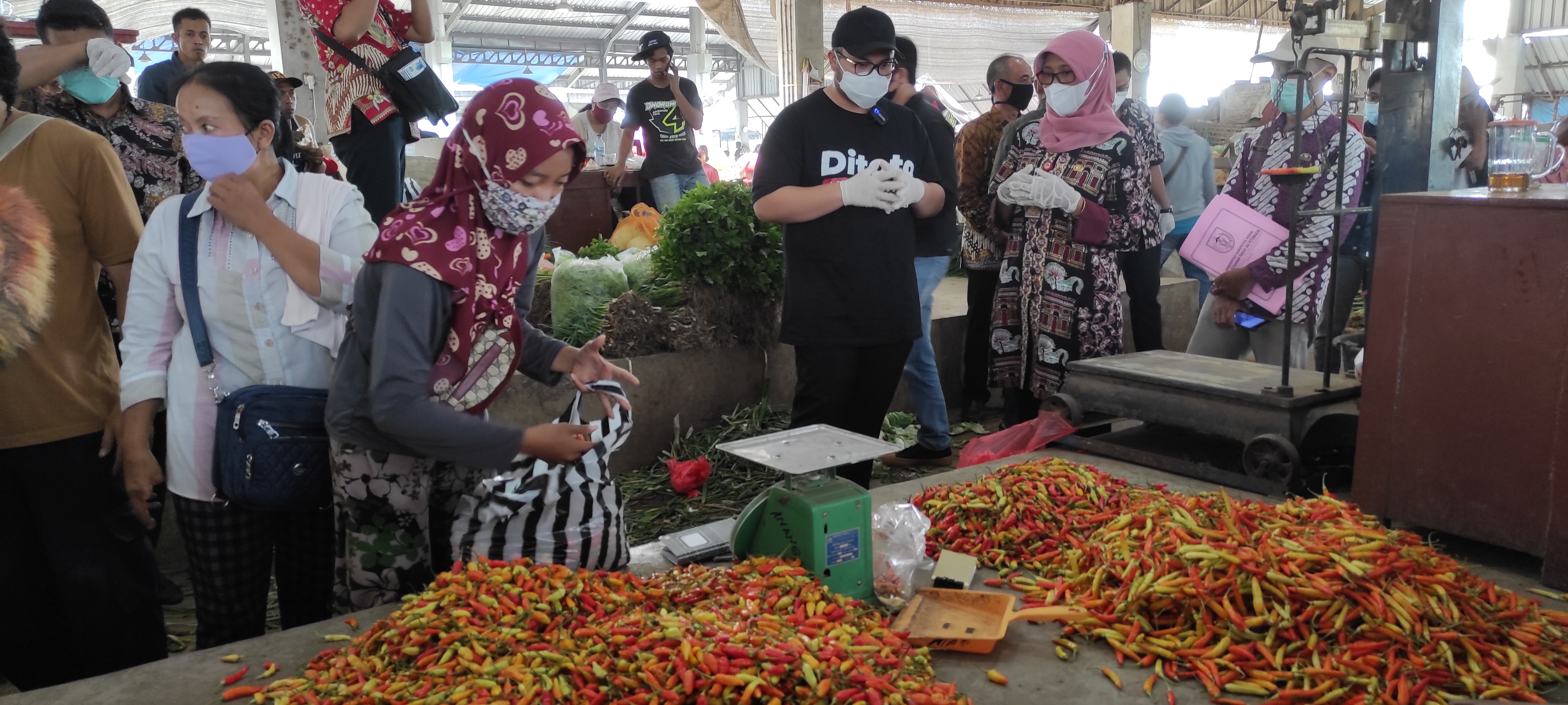 Bupati Kediri Hanindhito Himawan Pramana sidak di pasar induk, cek harga cabai (Foto: Fendi Plesmana/Ngopibareng.id) 