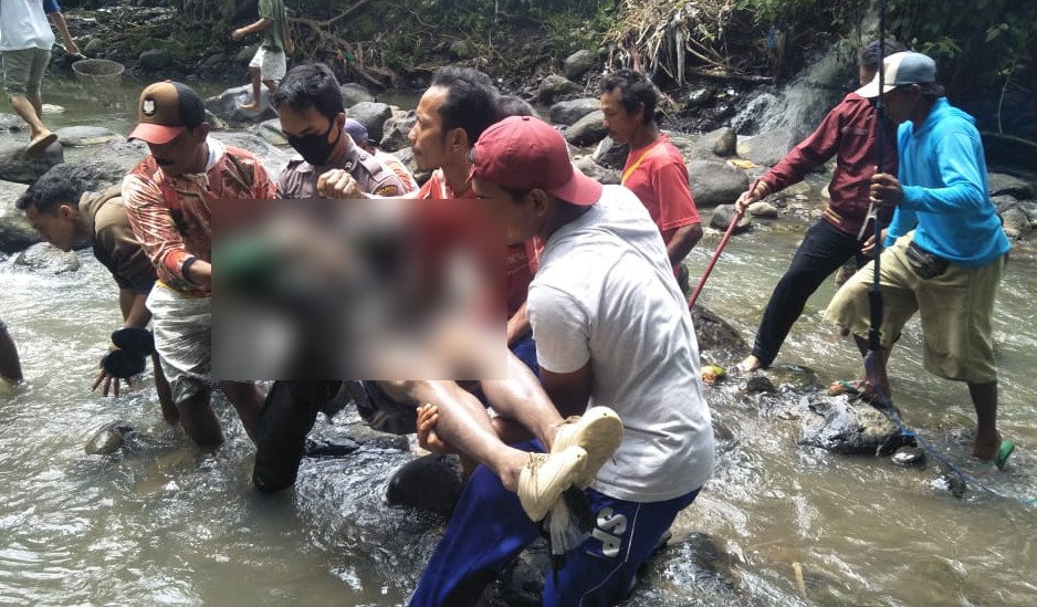 Jenazah pencari ikan dievakuasi dari sungai tempatnya ditemukan (foto:istimewa)