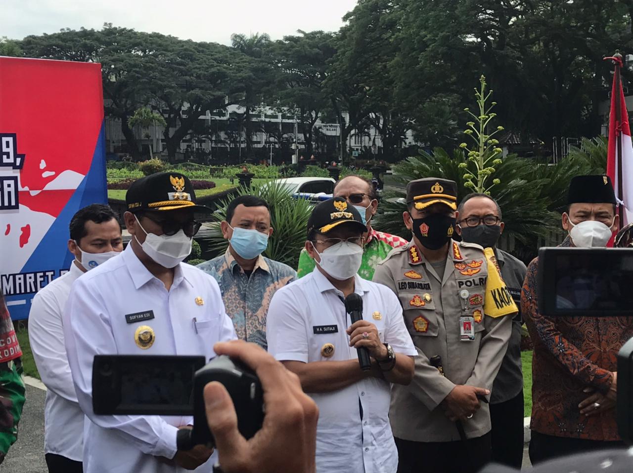 Walikota Malang, Sutiaji (tengah) saat berada di halaman Balai Kota Malang (Foto: Lalu Theo/ngopibareng.id)