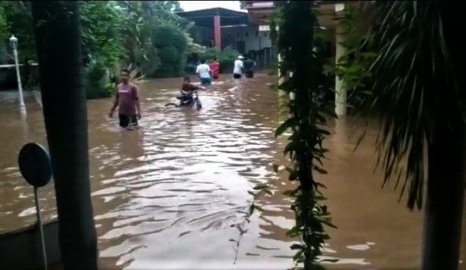 Banjir bandang kembali melanda Kabupaten Probolinggo, hingga memacetkan arus lalu lintas Probolinggo-Lumajang. (Foto: Ikhsan Mahmud/Ngopibareng.id)