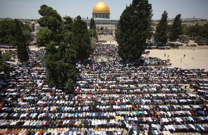 Umat Islam sedang melaksanakan salat di area Masjid Al-Aqsha, Jerusalem, Palestina. (Foto: afp)