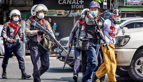 Polisi di bawah tekanan juta militer Myanmar. (Foto: bbc)