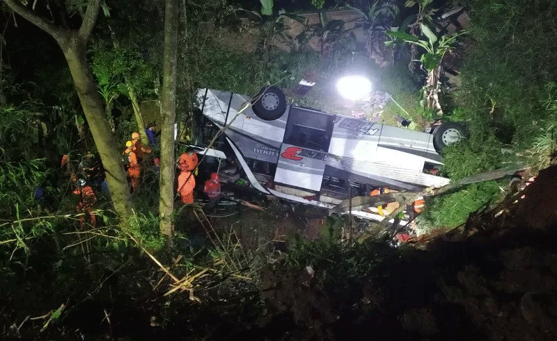 Bus pariwisata terperosok ke jurang di Jalan Raya Sumedang-Cibereum, Kabupaten Sumedang, Jawa Barat, Rabu 10 Maret 2021. (Foto: Antara)