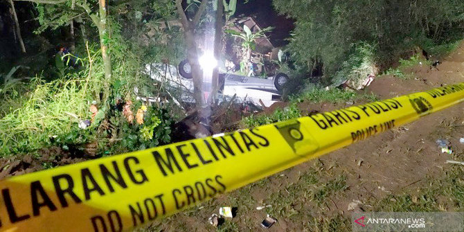 Bus masuk jurang di Sumedang, 27 penumpang meninggal. (Foto: Antara)