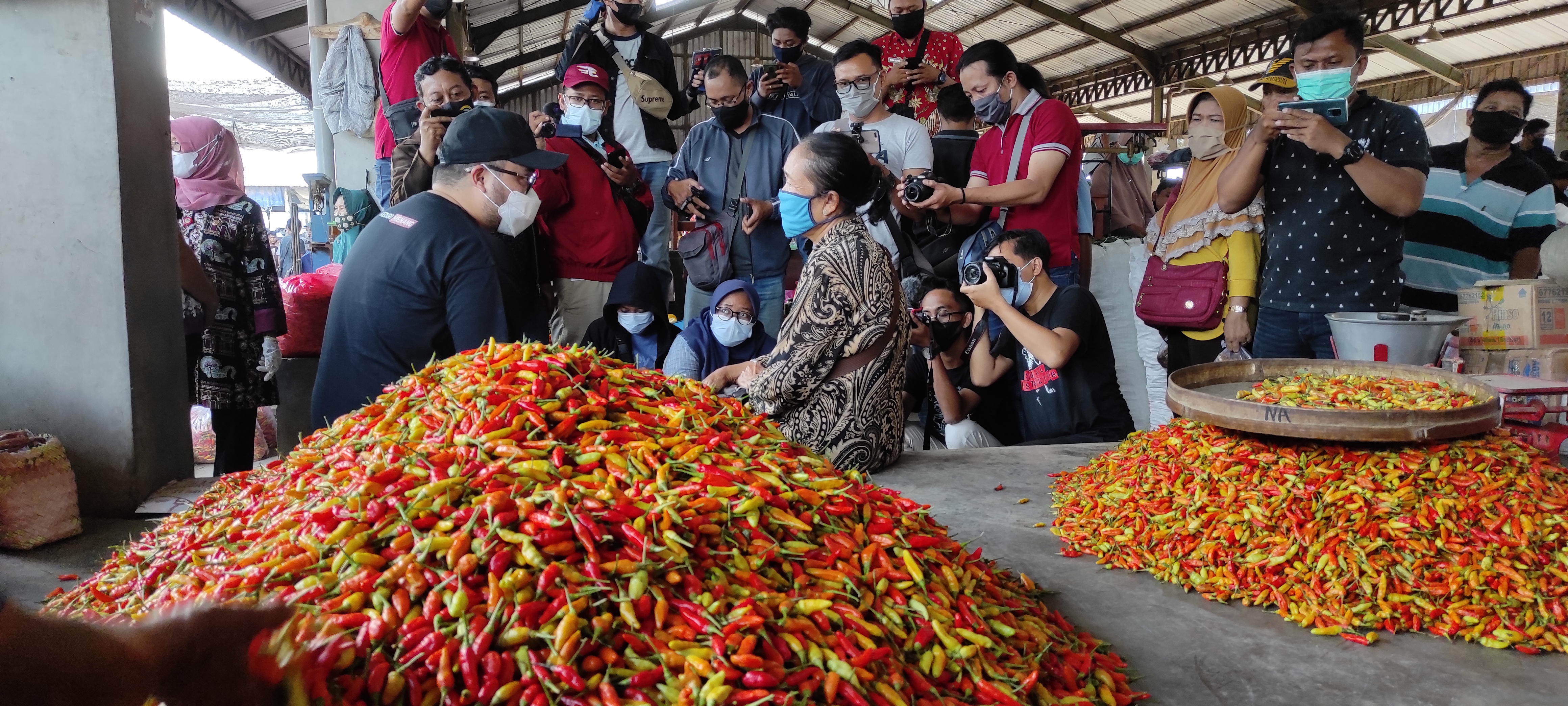 Pedagang cabai di pasar induk Kecamatan Pare Kabupaten Kediri. (Foto: Fendhy Plesmana/Ngopibareng. id) 