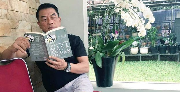 Moeldoko pose di teras rumahnya. (Foto: Dok. Moeldoko)