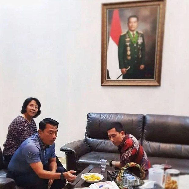 Moeldoko bersantai bareng keluarga di ruang tamu. (Foto: Dok. Moeldoko)
