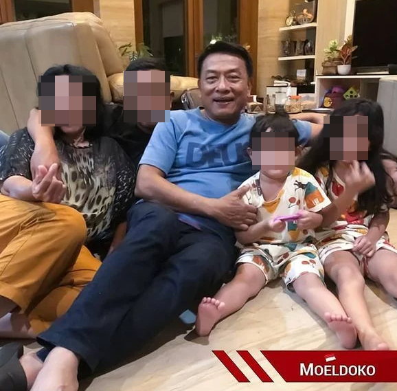 Moeldoko bersantai bareng anak dan cucu di ruang keluarga. (Foto: Dok. Moeldoko)