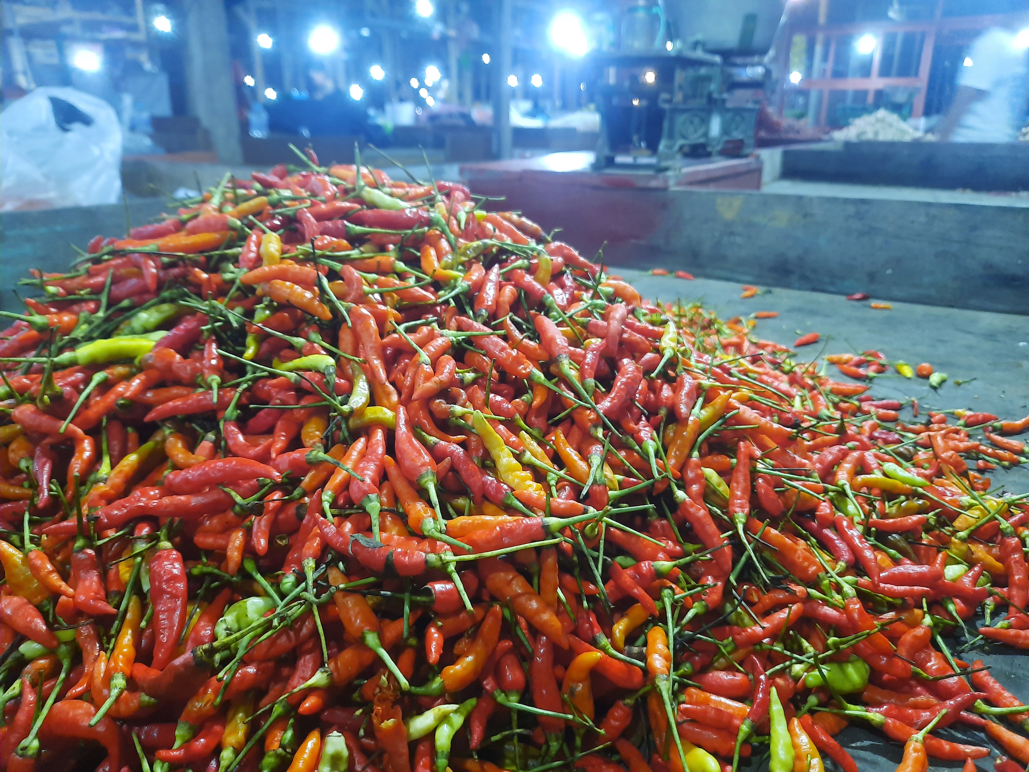 Pedagang cabai di Pasar Sayur Koblen. (Foto: Alief Sambogo/Ngopibareng.id)