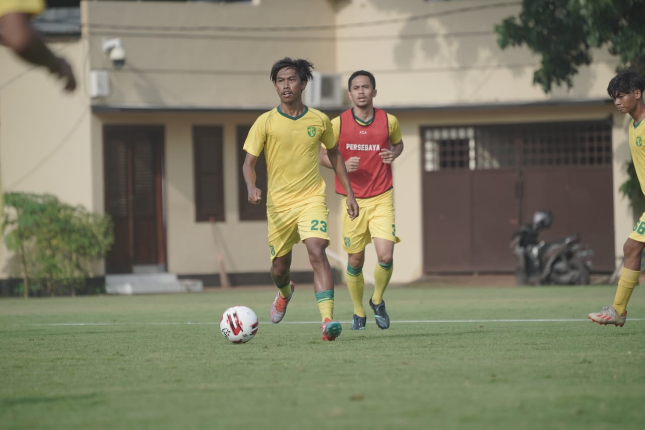 Pemain Persebaya saat menjalani latihan di Lapangan Polda Jatim, Surabaya, Kamis 11 Maret 2021. (Foto: Persebaya)