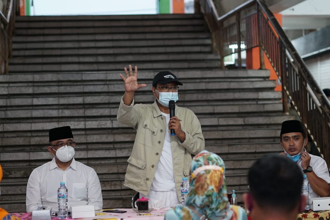 Walikota Pasuruan Saifullah Yusuf (Gus Ipul) didampingi wakilnya, Adi Wibowo (Mas Adi) bertemu para PKL di Mall Poncol, Kamis 11 Maret 2021. (Foto: Istimewa)