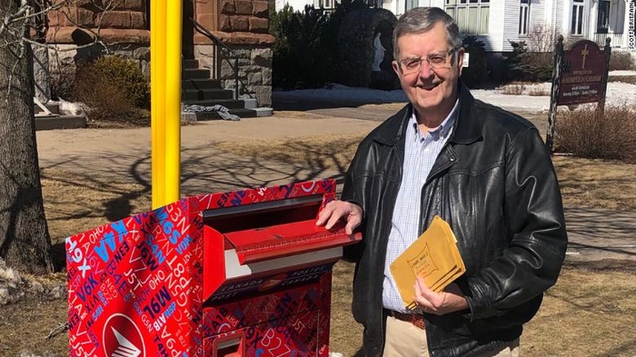 Hugh Brittain, pensiunan guru di Kanada. Buku diari Austin Hutton yang tidak pernah dilihat 1988. (Foto: cnn)