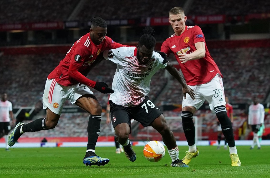 Striker AC Milan Frank Kessie diapit dua pemain MU, Wan Bissaka dan McTominay. (Foto: acmilan) 