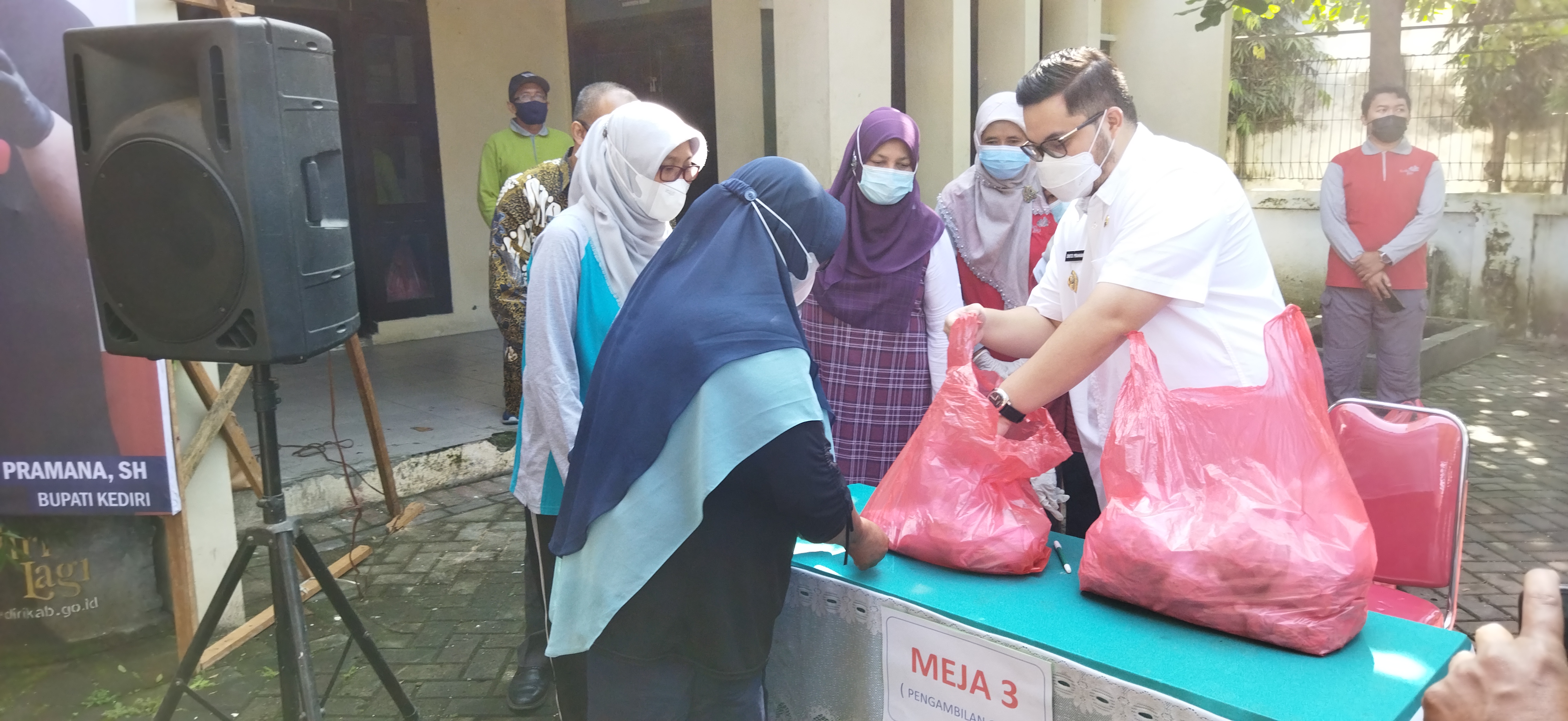 Pelaku usaha sambal dan pedagang pecel antre cabai subsidi. (Foto: Fendhy Plesmana/Ngopibareng.id)