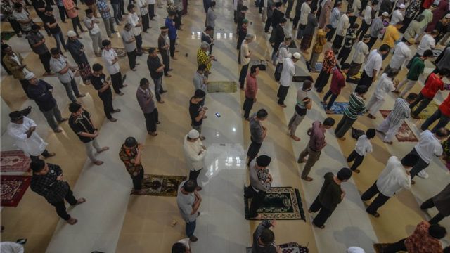 Jamaah Salat Jumat dengan protokol kesehatan di masa pandemi Covid-19. (Foto: antara)