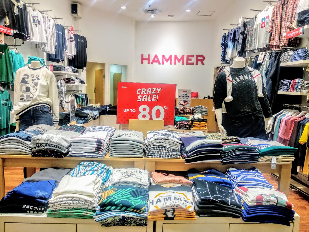 Crazy sale hingga 80 persen di gerai Hammer lantai 2 Mall Ciputra Surabaya (Foto: M.Rizqi/Ngopibareng.id)