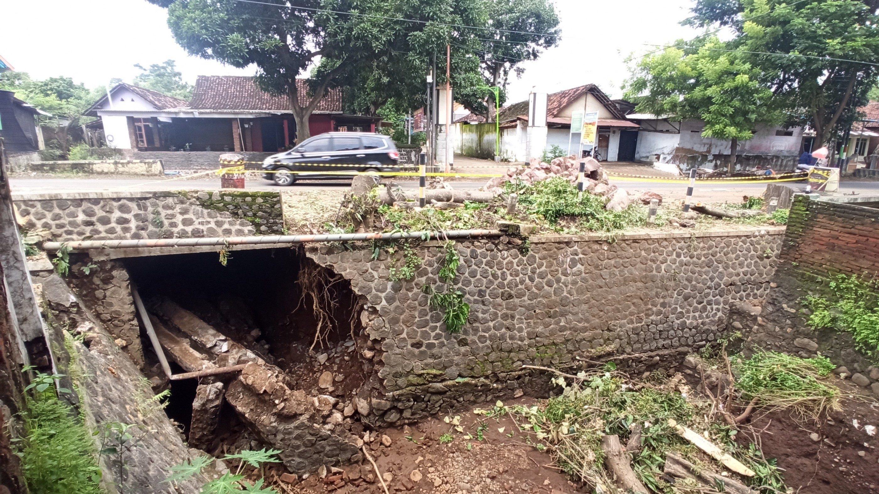 Kondisi pondasi jembatan Alasbuluh yang ambrol (foto:Muh Hujaini/Ngopibareng.id)